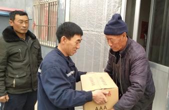 看望老人給他們送慰問(wèn)品